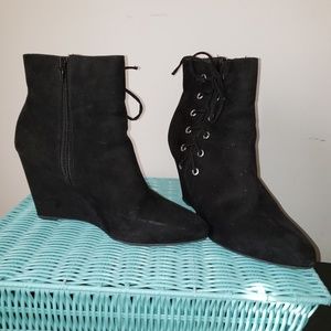 Black wedge zipper boots